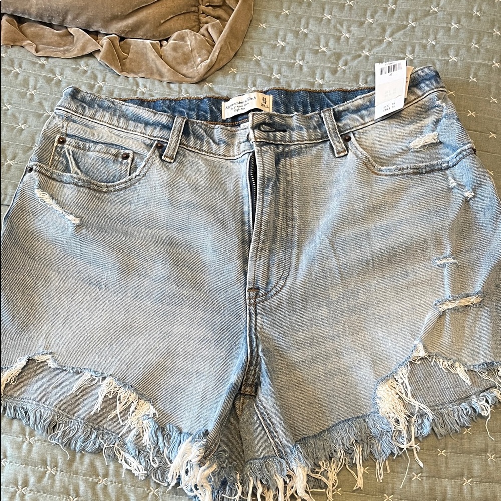 Abercrombie 4” mom short